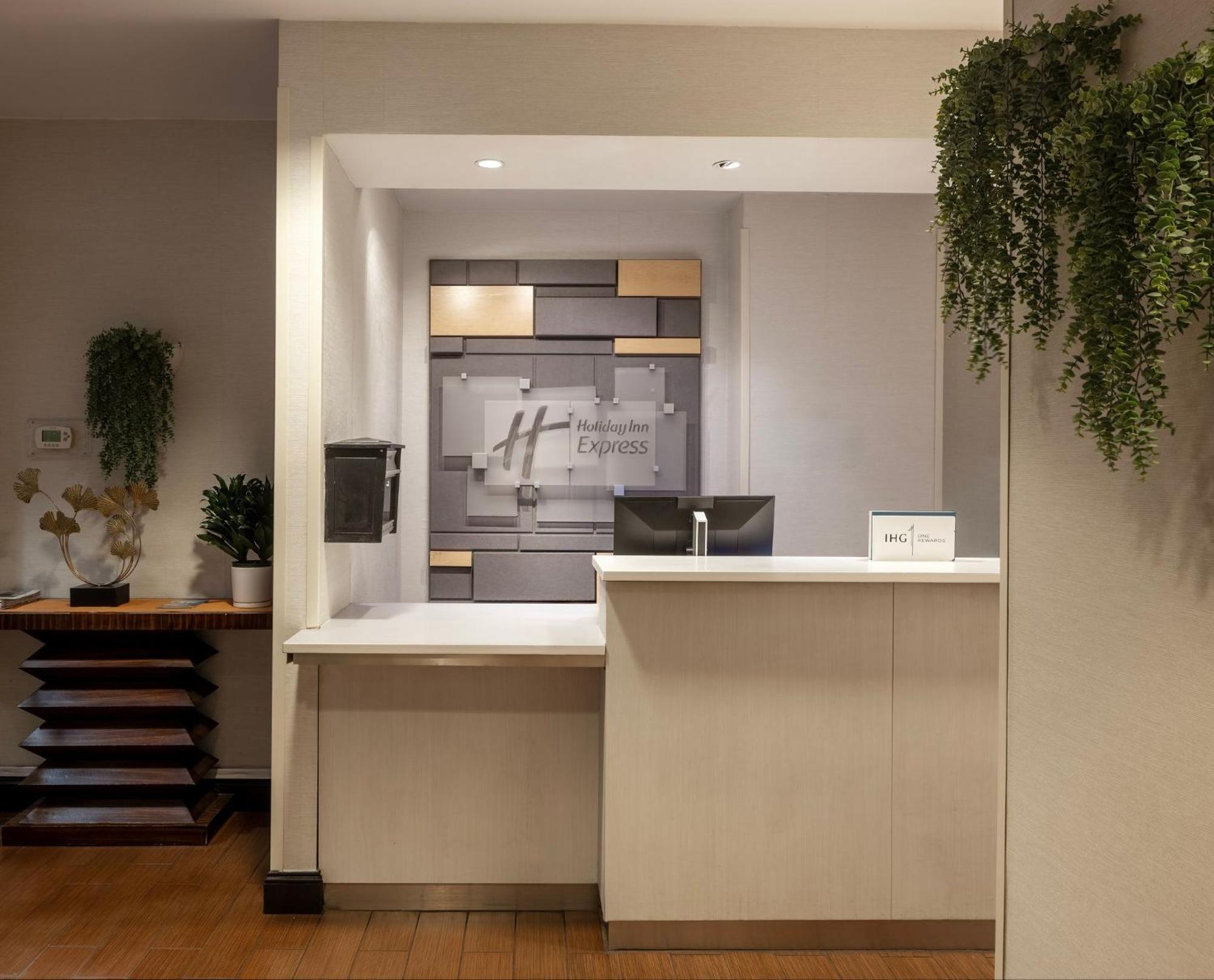 Holiday Inn Express - Times Square By Ihg New York Eksteriør billede